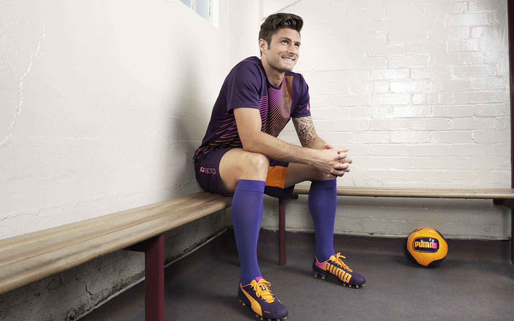 激烈较量！两队球员将在赛场上拼尽全力，两名进攻球员面对门将